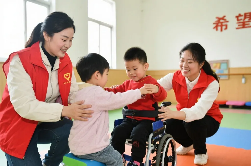 志愿者为残疾儿童提供康复服务